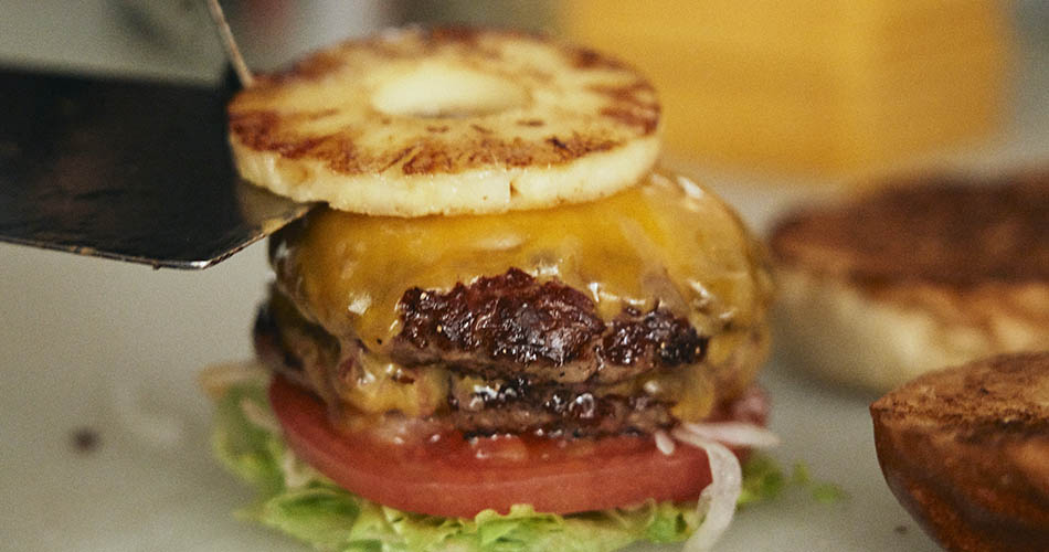 一口ですべての具材を味わうのが、ハンバーガーの醍醐味。口の中で合わさった時に最高の味が実現するように、具材同士のバランスが吟味されています。グルメなあの人にもきっと喜んでもらえる、発見のある味わいです。