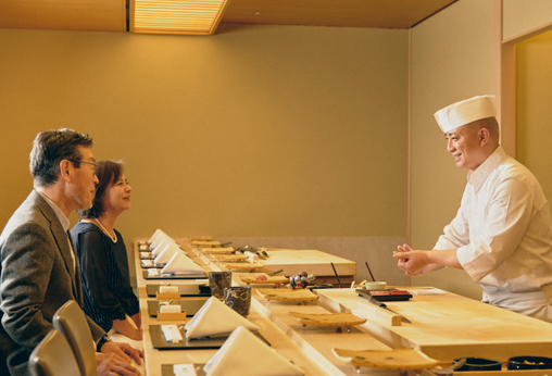 ラグジュアリーホテルで、にぎりたての寿司を楽しむ