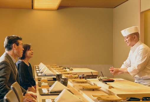 にぎりたての寿司を2人で楽しむ