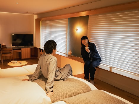 泊まる
