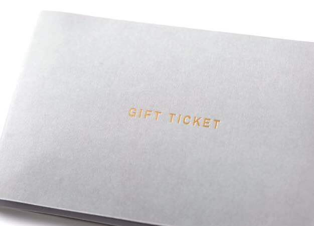 二つ折りのケースは品のあるグレーのカラー。金色の箔が押されて、中身への期待が高まります。