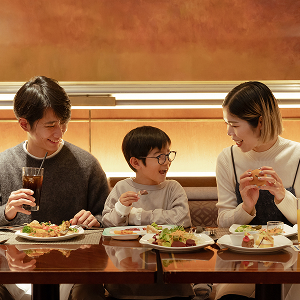 ハンドクリームを使う女性の手