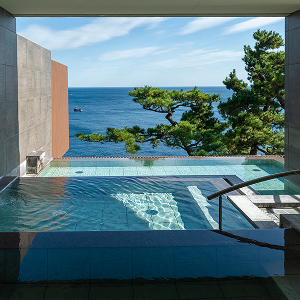 ヘッドスパを受けている女性