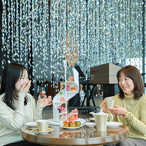 アフタヌーンティーを楽しむ男女の様子